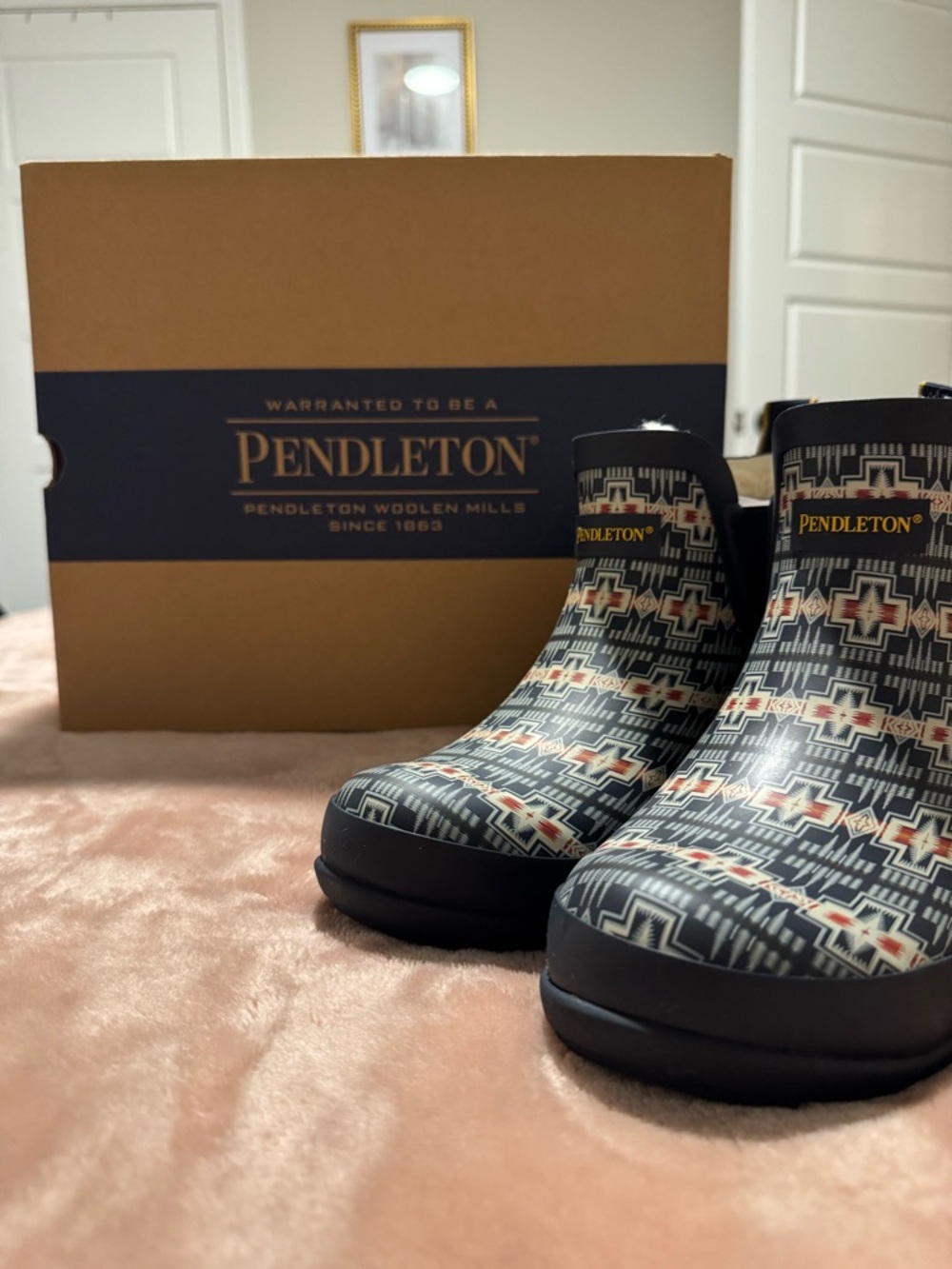 NEW IN BOX NIB Pendleton Harding Fur Chelsea Rainboot, Navy, Size 6